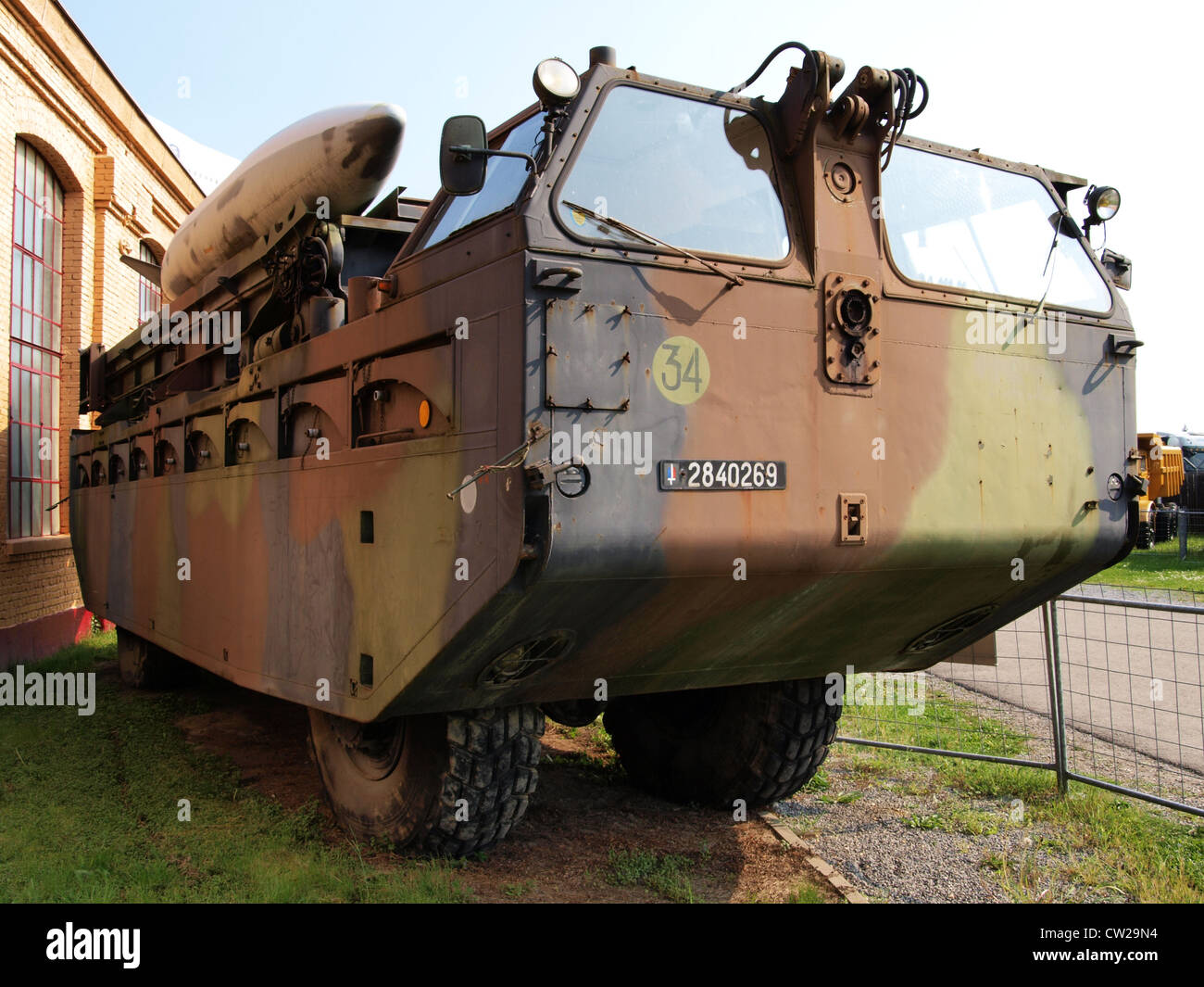 Il Gillois Bridge Layer Vehicle è un trasporto militare utilizzato per dispiegare ponti temporanei per attraversare ostacoli. Il suo design è incentrato sulla rapida implementazione, fornendo un supporto essenziale nelle operazioni militari e nella mobilità sul campo di battaglia. Foto Stock