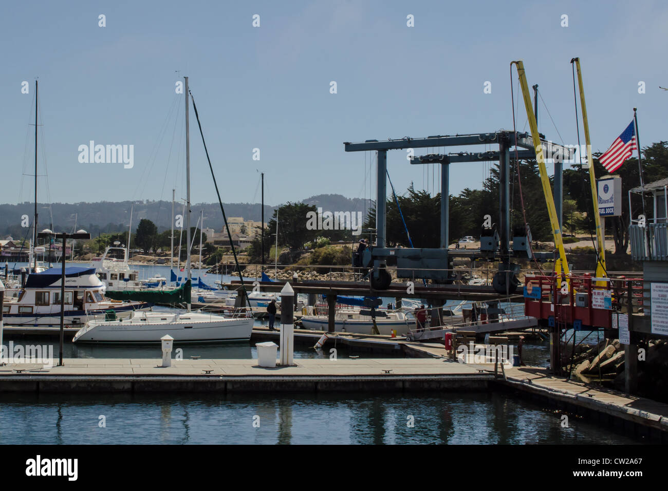 Piccola barca il paranco al frangionde Cove Marina, Monterey CA USA Foto Stock