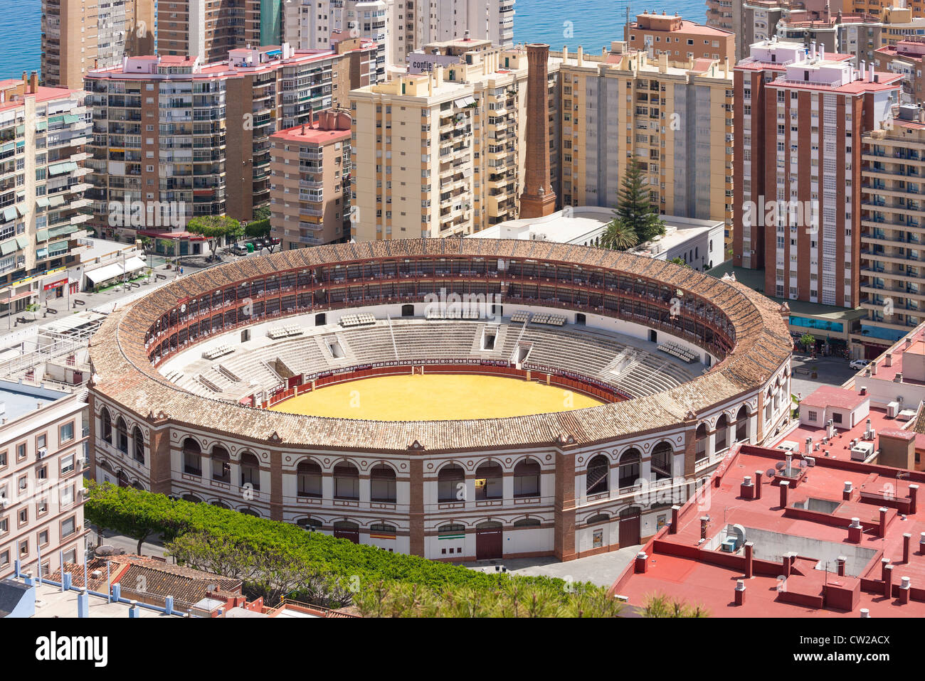 Malaga Andalusia Andalusia Spagna Bull Ring arena Plaza de Toros de la Malagueta con blocchi di appartamenti e il mare. Foto Stock
