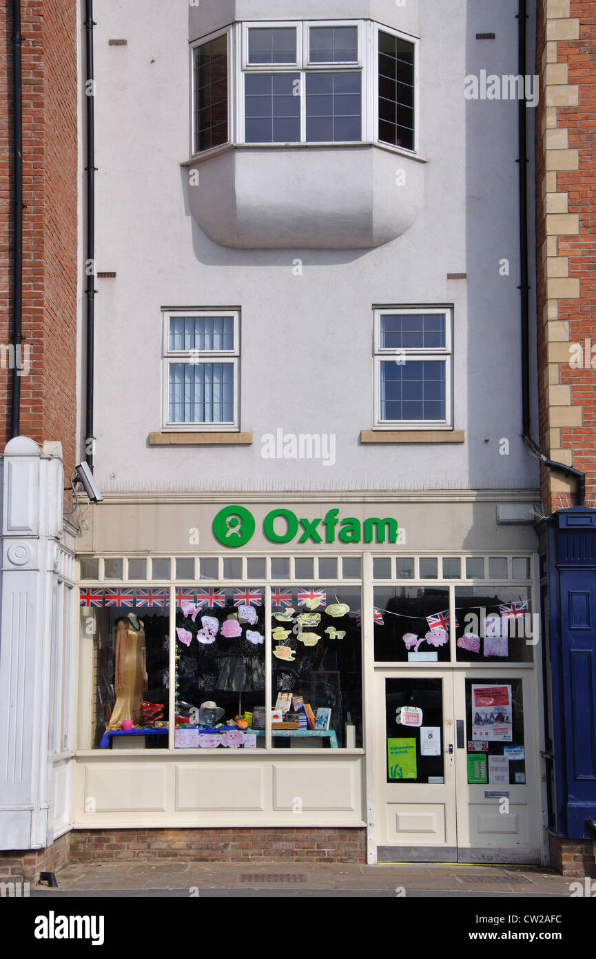Oxfam carità shop, Whitby, nello Yorkshire, Inghilterra, Regno Unito Foto Stock