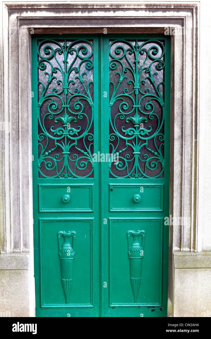 Ornati tomba verde porte, cimitero Pere Lachaise, Parigi, Francia Foto Stock