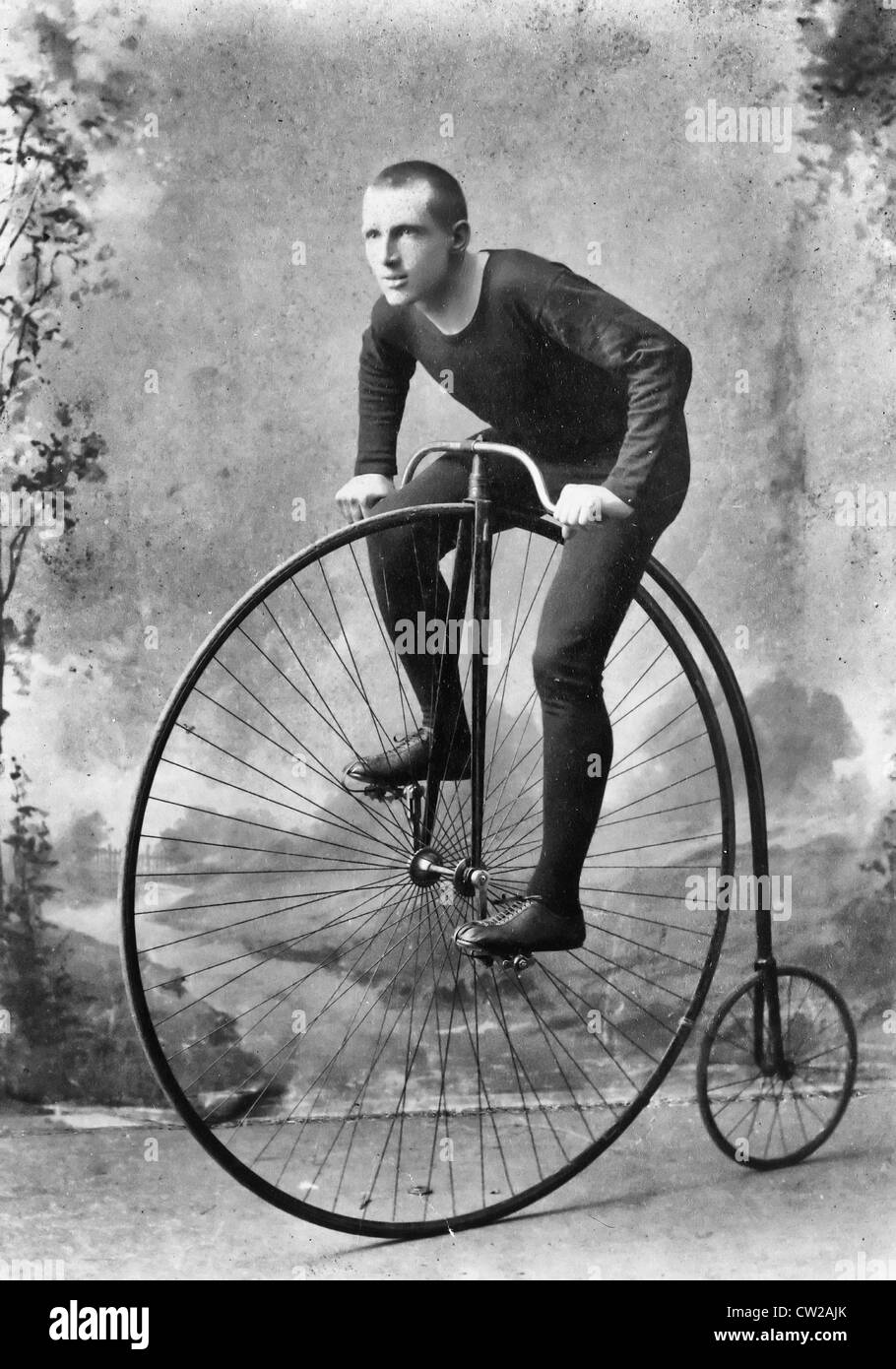 William Martin, campione di sei giorni da ciclista del mondo di intera  lunghezza verticale, rivolto verso