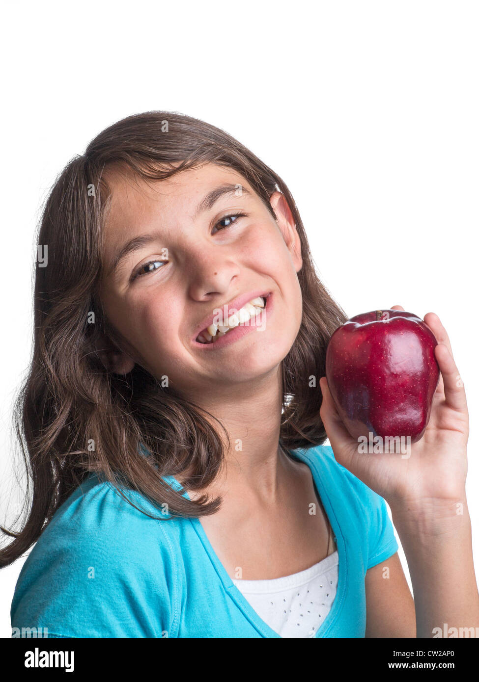 Una ragazza giovane e carina tenendo un apple, isolato su sfondo bianco Foto Stock