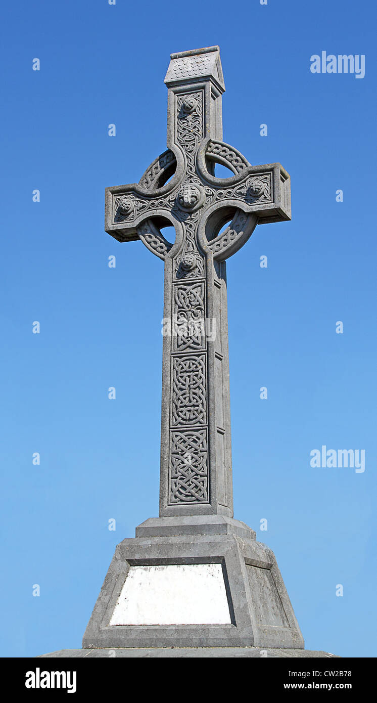 Una vecchia croce celtica in un cimitero tradizionale Foto Stock
