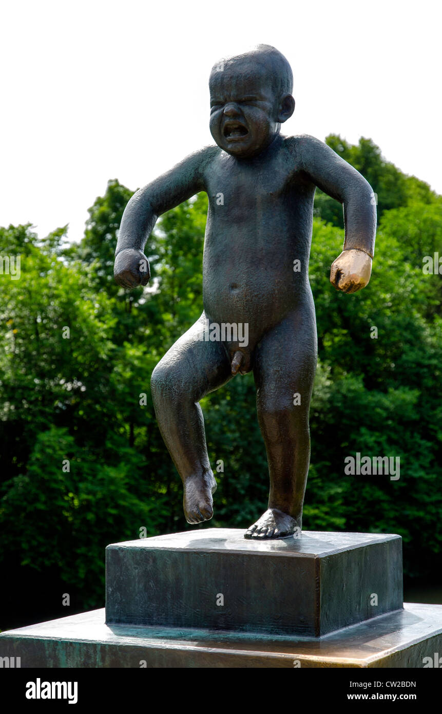 La statua del piccolo ragazzo arrabbiato al Parco delle Sculture di Vigeland Frogner Park Oslo Norvegia Scandinavia Foto Stock