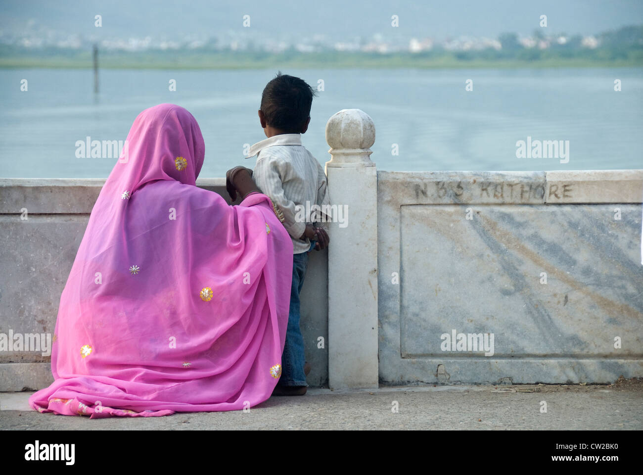 Madre e figlio guardando Ana Sagar Lago, Ajmer, Rajasthan Foto Stock