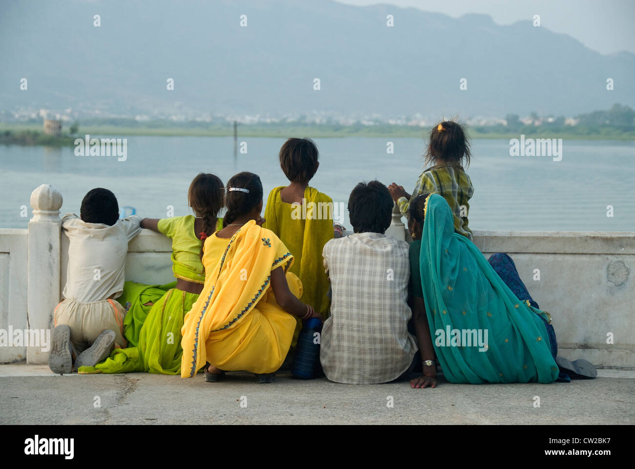 Famiglia di Rajasthani guardando Ana Sagar Lago, Ajmer, Rajasthan Foto Stock