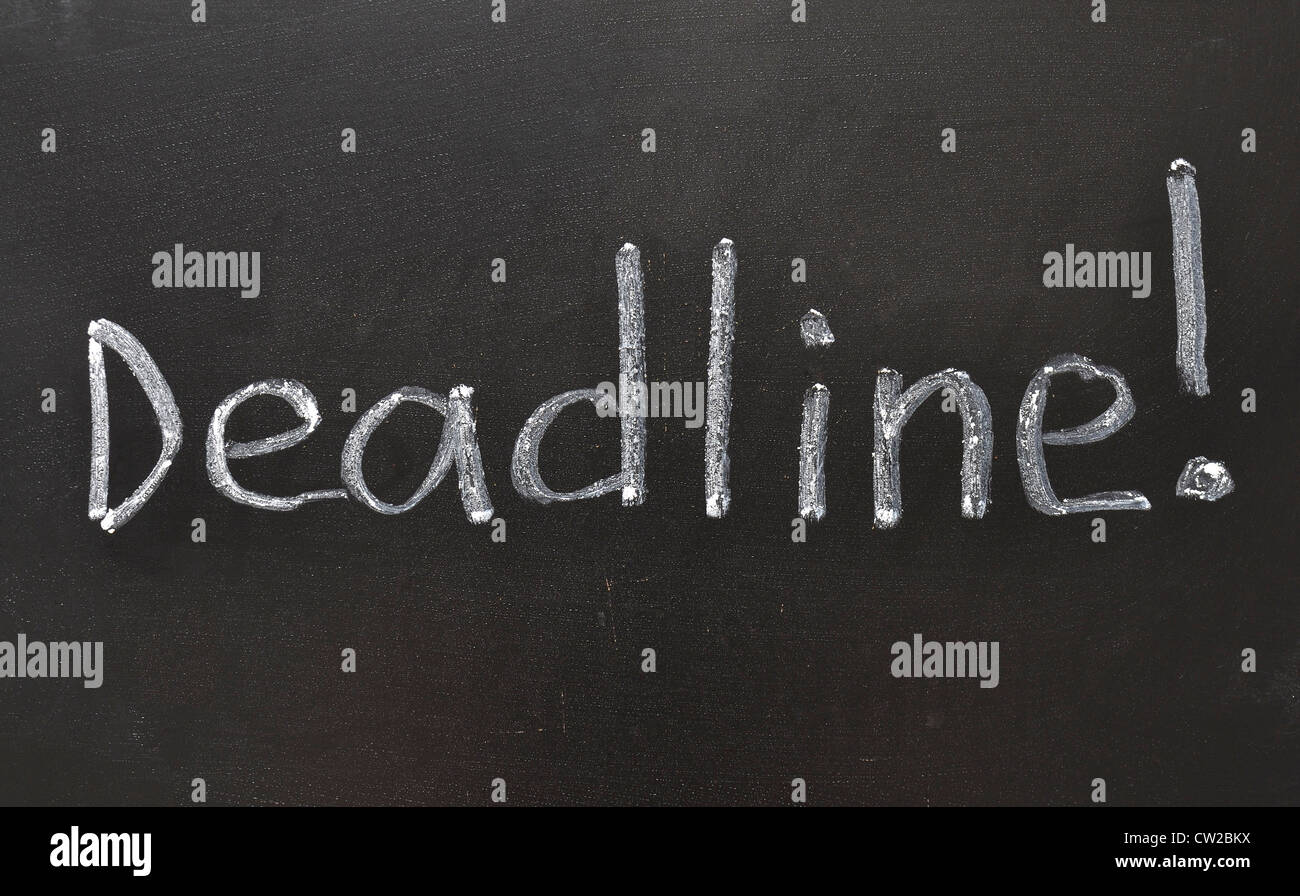 Scadenza manoscritta con punto esclamativo sulla scuola di Blackboard Foto Stock