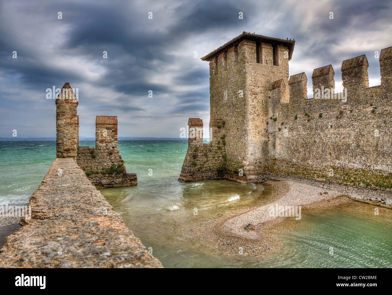 Il castello medievale della città di Sirmione sul Lago di Garda in Italia settentrionale. Foto Stock