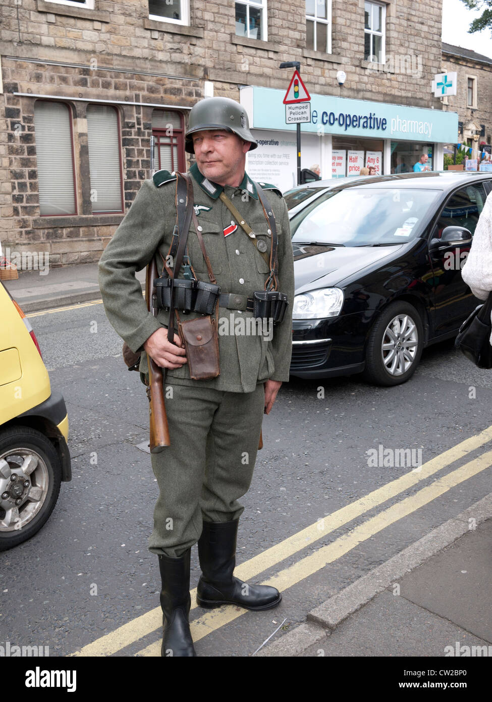 Uomo vestito in uniforme tedesca, rievocazione, Uppermill, Saddleworth,  Inghilterra, Regno Unito Foto stock - Alamy