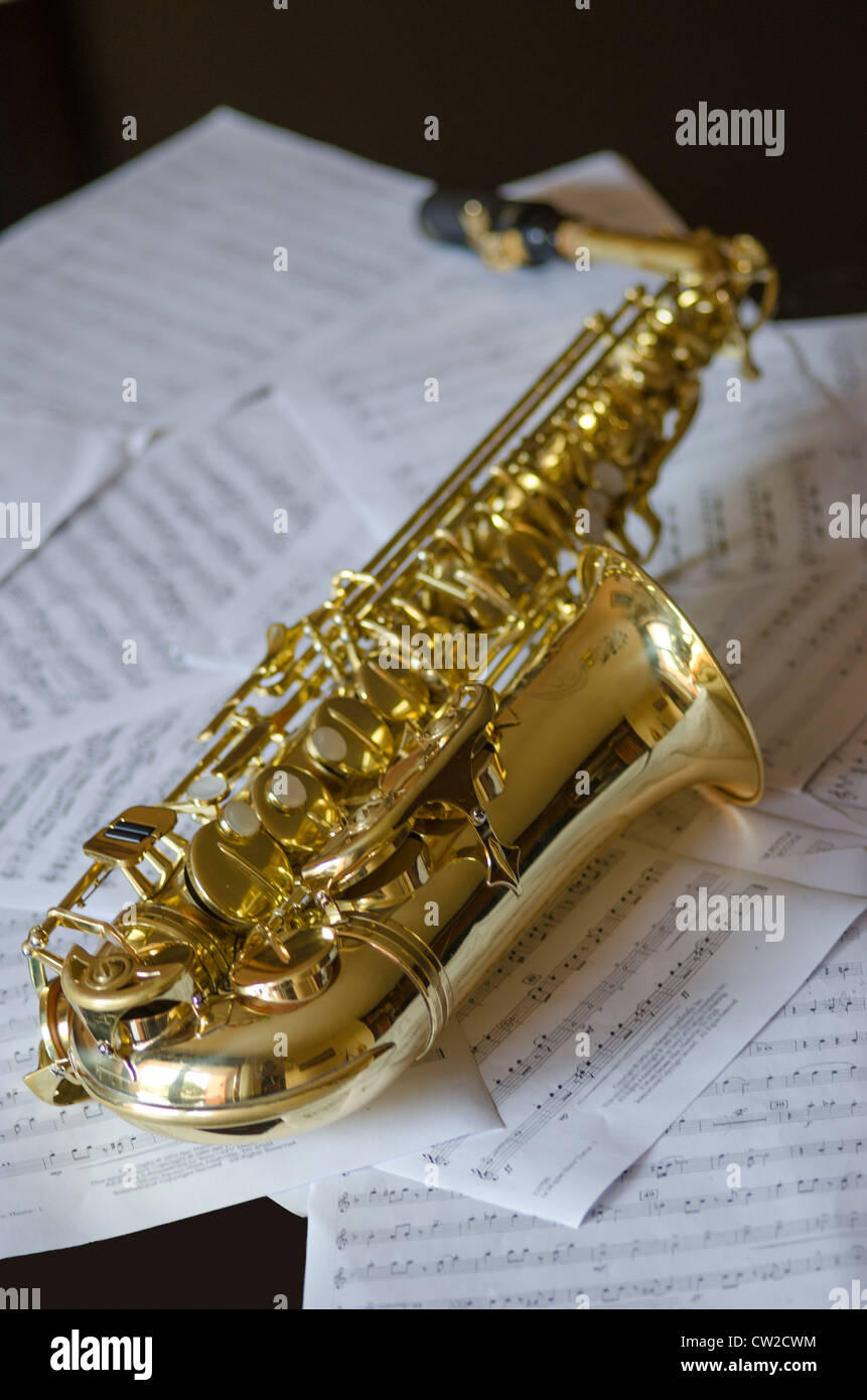 Il sassofono su fogli di musica Foto Stock