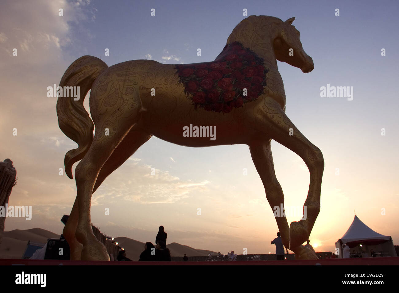 Dubai, una scultura di cavallo nella luce della sera Foto Stock