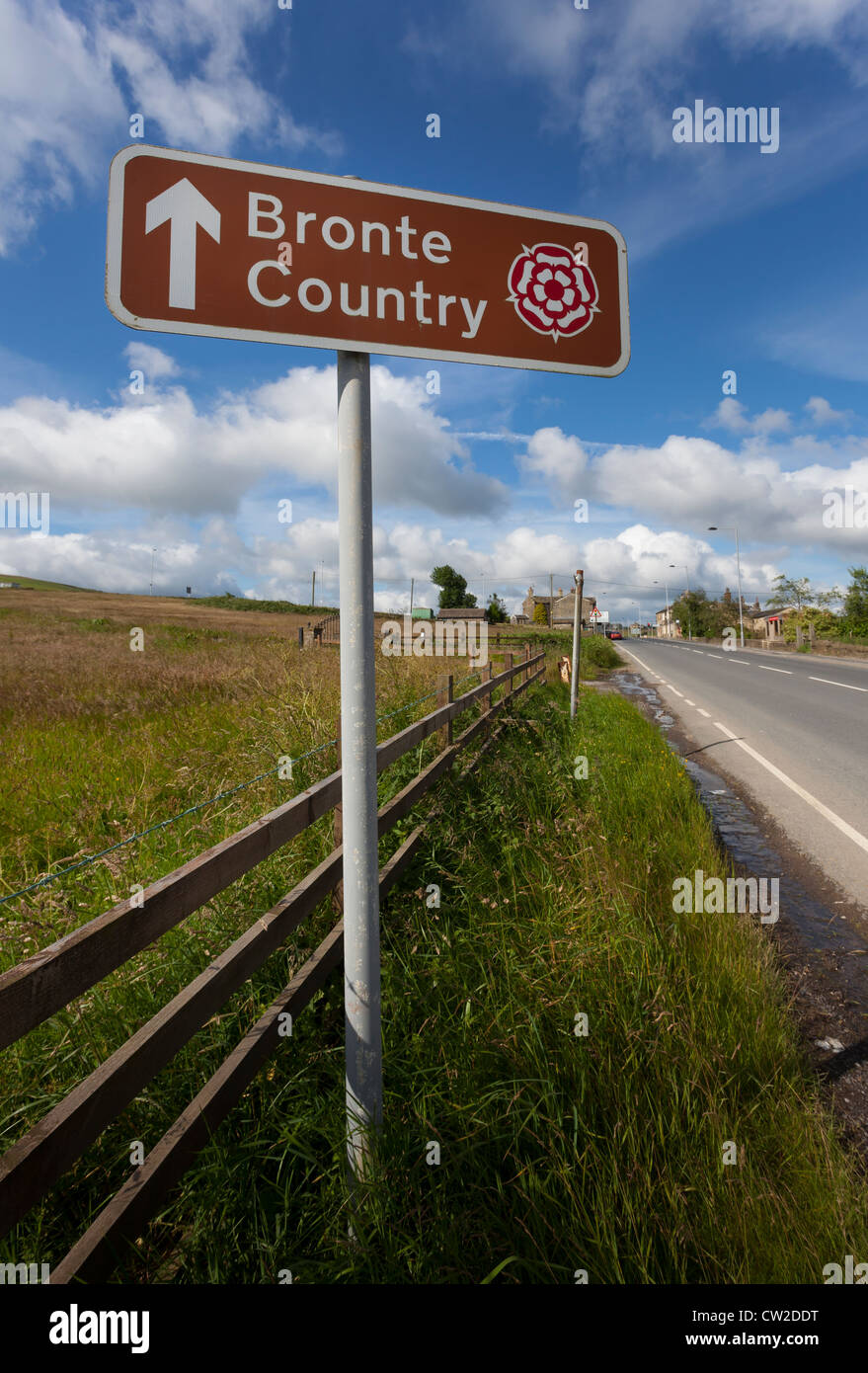 Cartello stradale a 'Bronte County' con il Yorkshire rosa bianca simbolo. Foto Stock