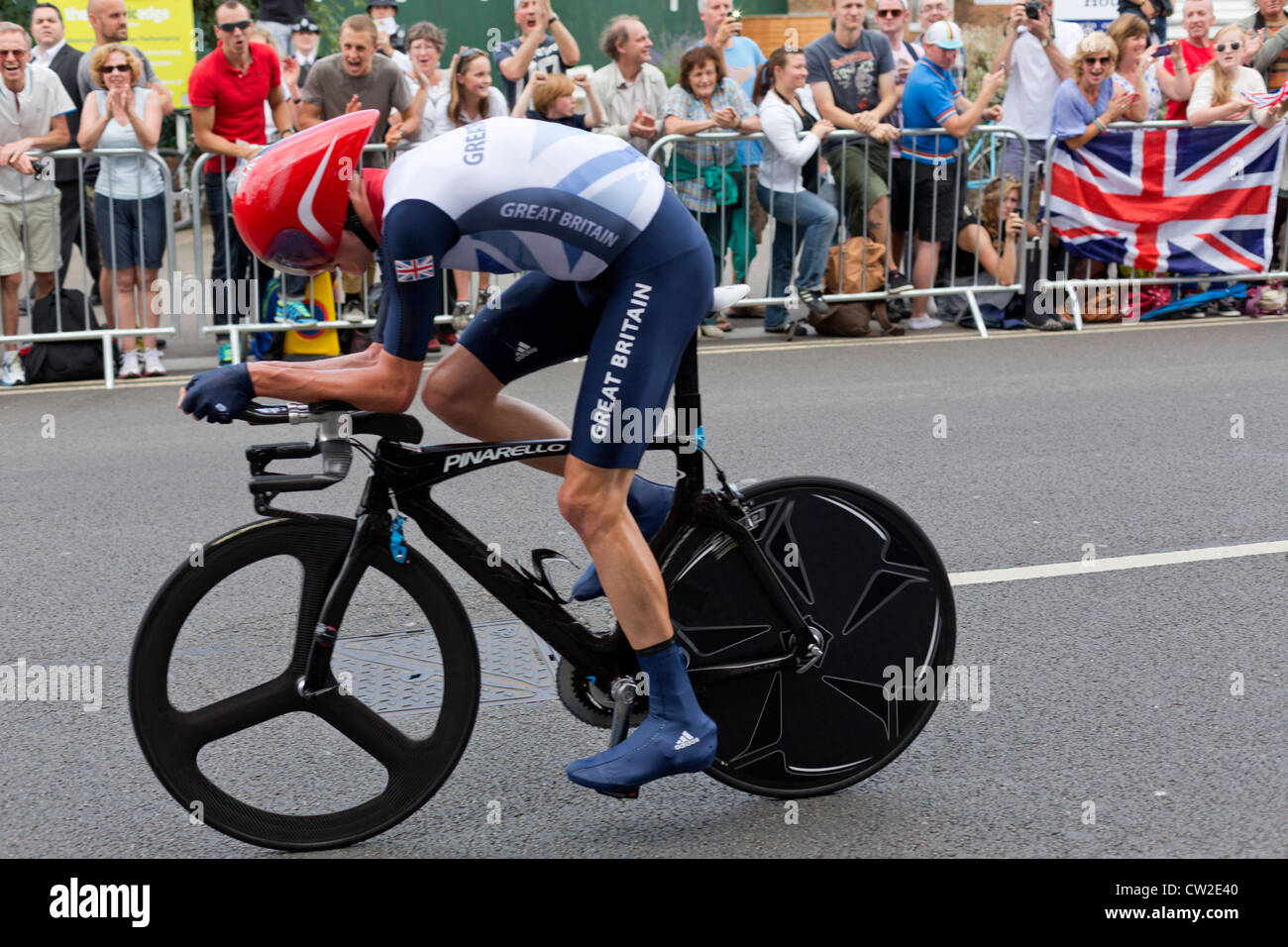 Olympic Mens Ciclismo crono di Londra 2012. Christopher Froome passa la folla Hampton Wick medaglia di bronzo. 01 Agosto 2012 Foto Stock