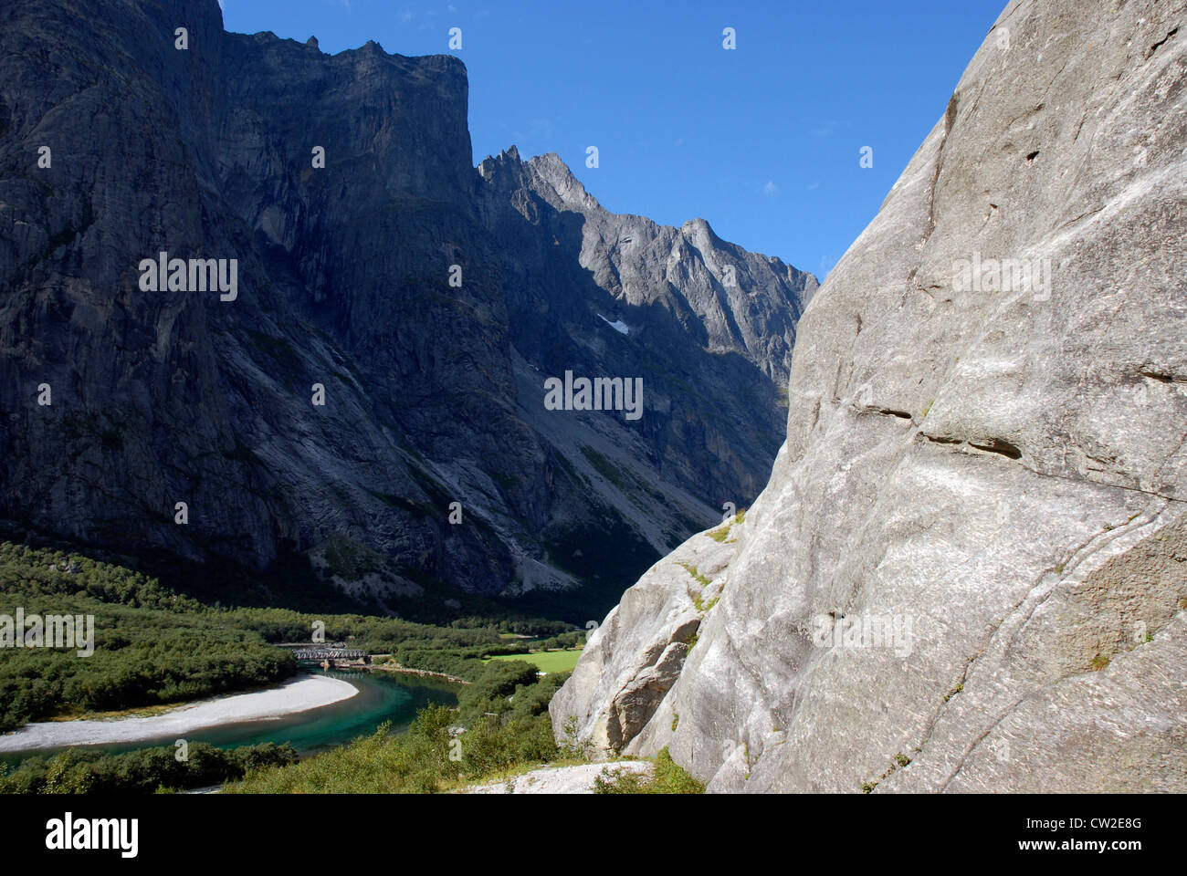 Pareti di roccia, Troll parete e Romsdal River, Romsdal Valley, Fjordland, Norvegia Foto Stock