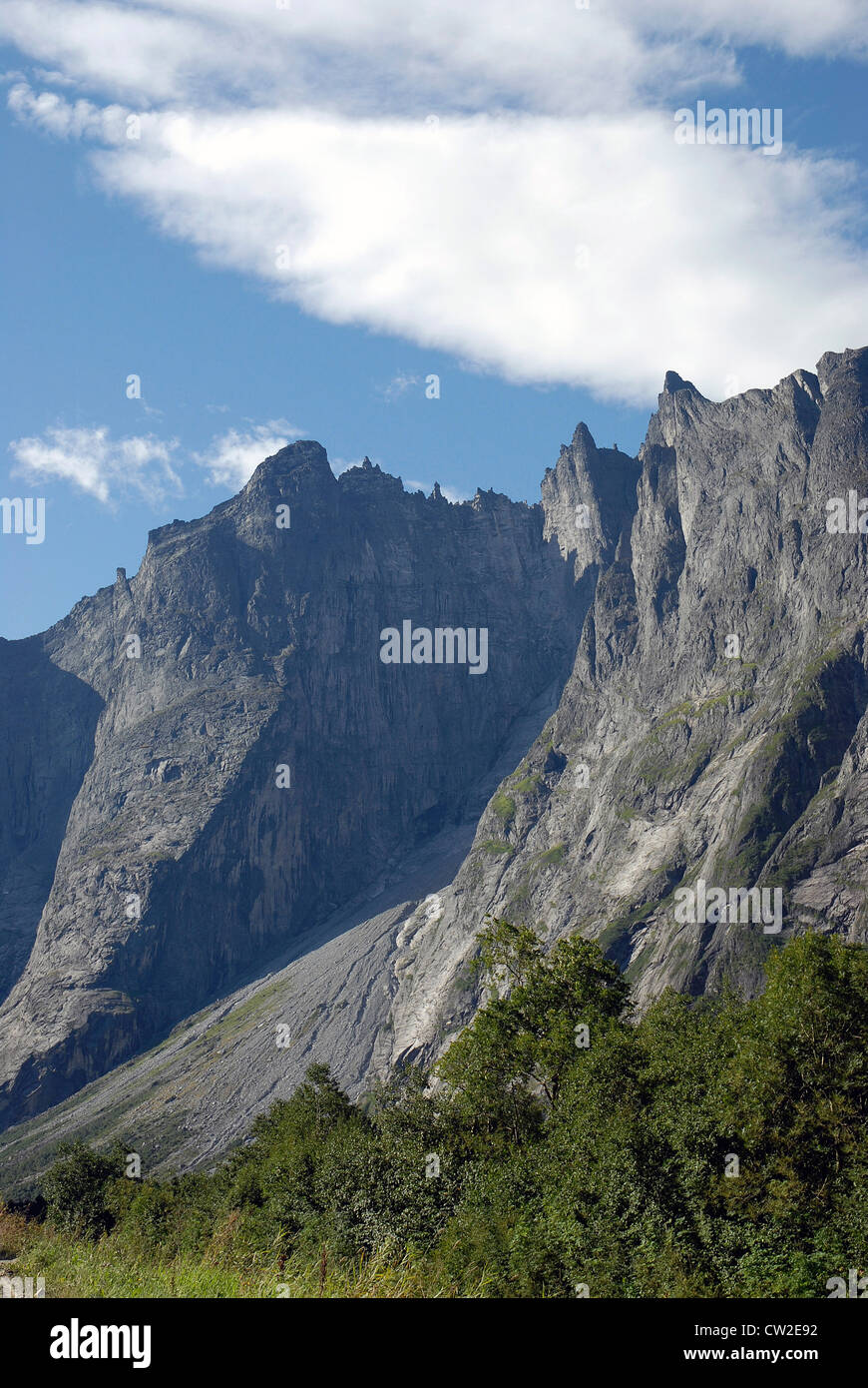 Trollwall e Troll picchi, Romsdal Valley, Fjordland, Norvegia Foto Stock
