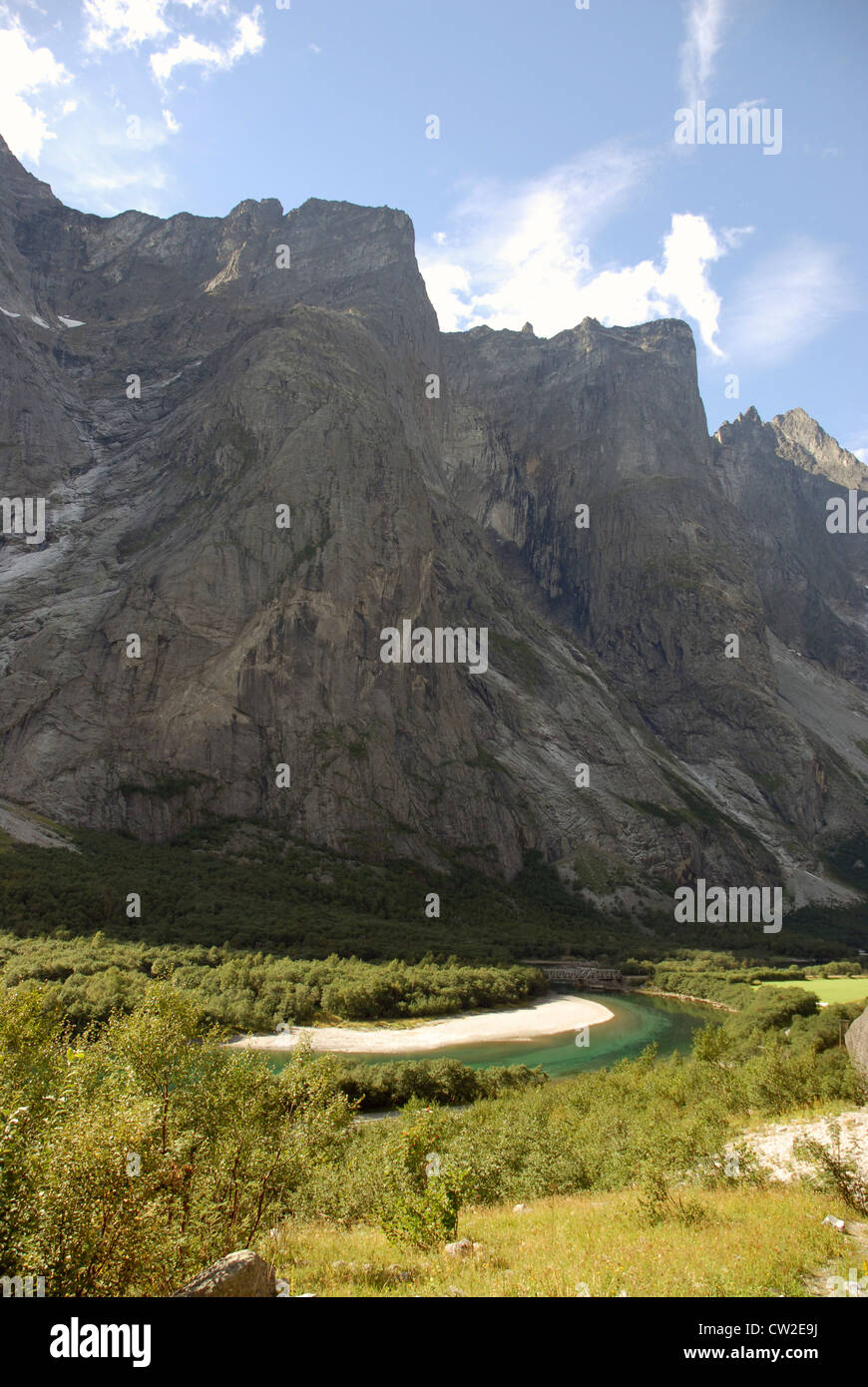 Romsdal River, Romsdal Valley, Fjordland, Norvegia, con tre pilastri di Romsdal e parete di Troll Foto Stock