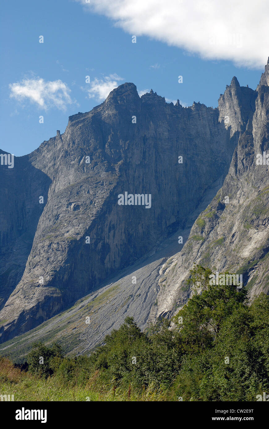 Troll parete, dell'Europa solo miglio verticale, Romsdal Valley, Fjordland, Norvegia Foto Stock