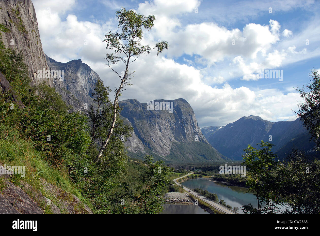 La strada attraverso la valle Romsdal, Fjordland, Norvegia con Romsdal fiume e le montagne. Foto Stock