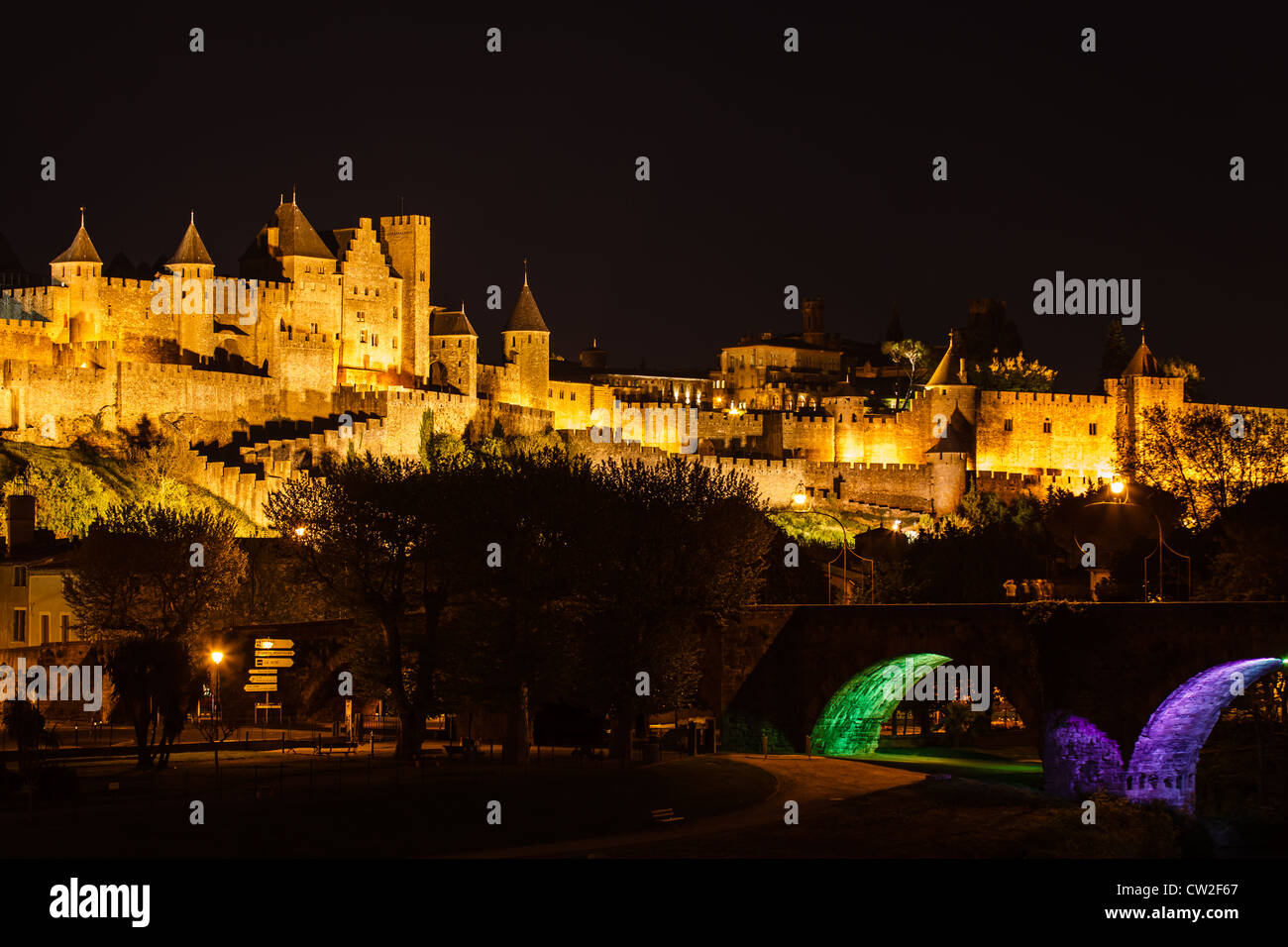 Primo piano delle torri della fortezza medievale sulla collina di Carcassonne, in Francia, illuminate al crepuscolo in serata senza nuvole Foto Stock