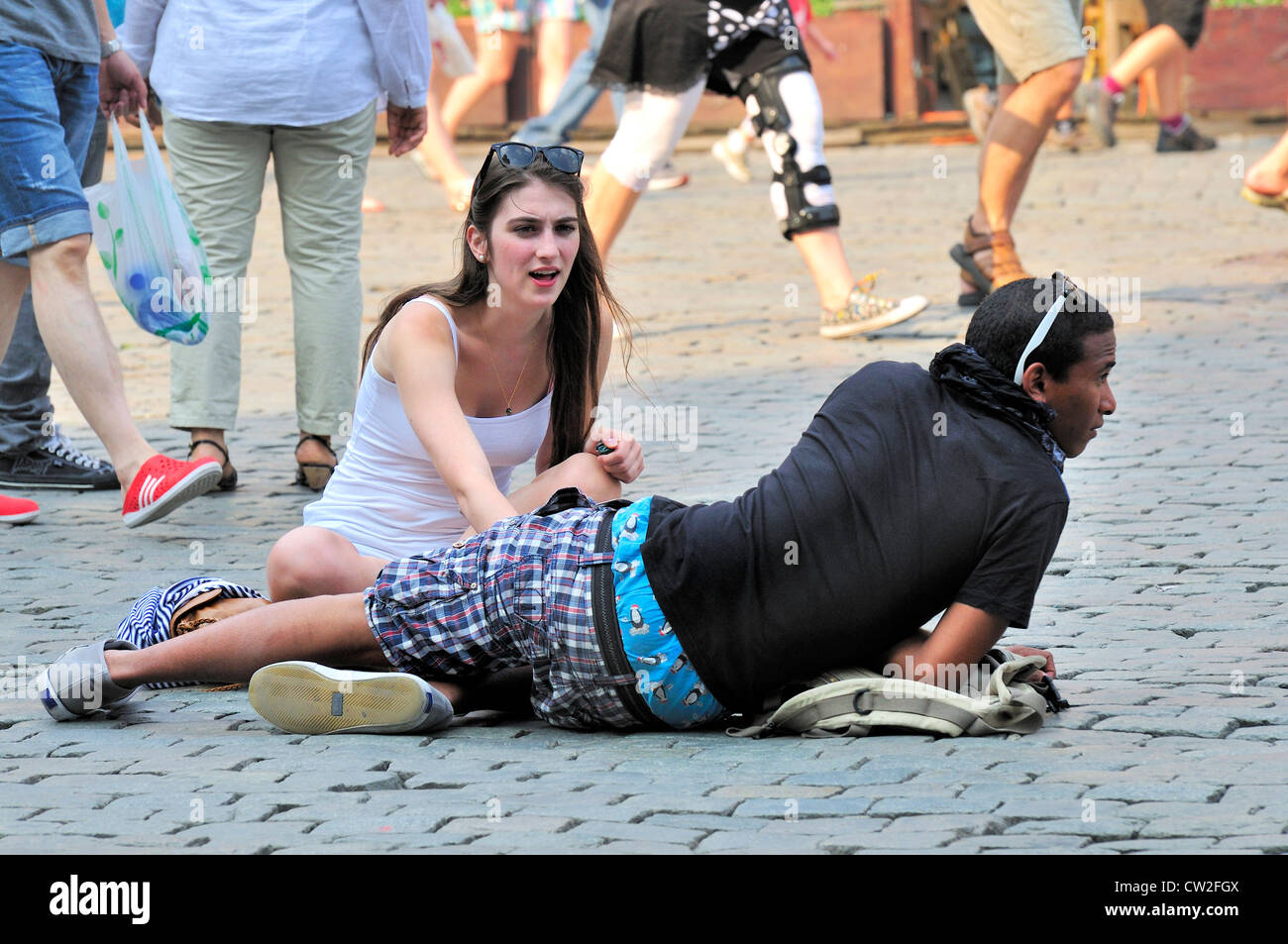 Bruxelles, Belgio. La Grand Place. Mixed-gara giovane (n. modello di rilascio) Foto Stock