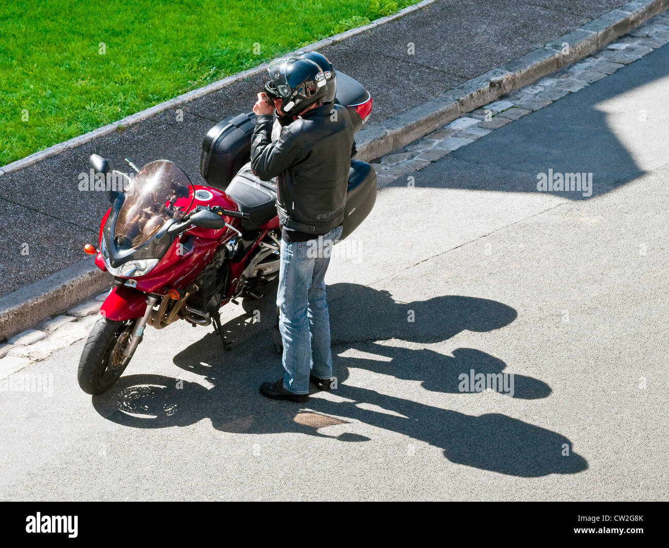 Vista aerea motociclista giovane prepara a ride - Francia. Foto Stock