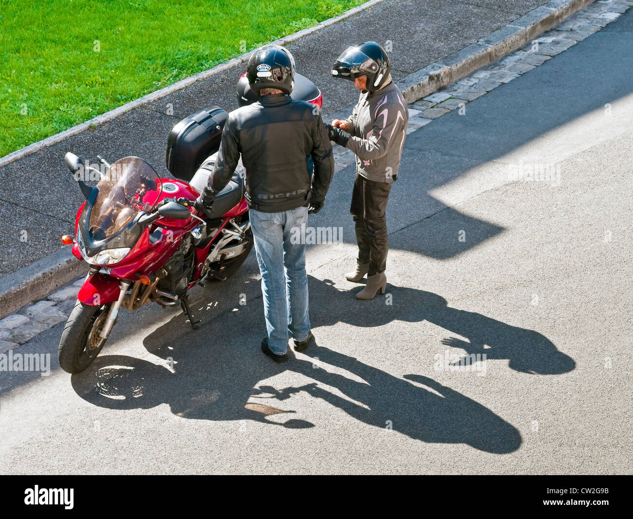 Vista aerea motociclista giovane prepara a ride - Francia. Foto Stock