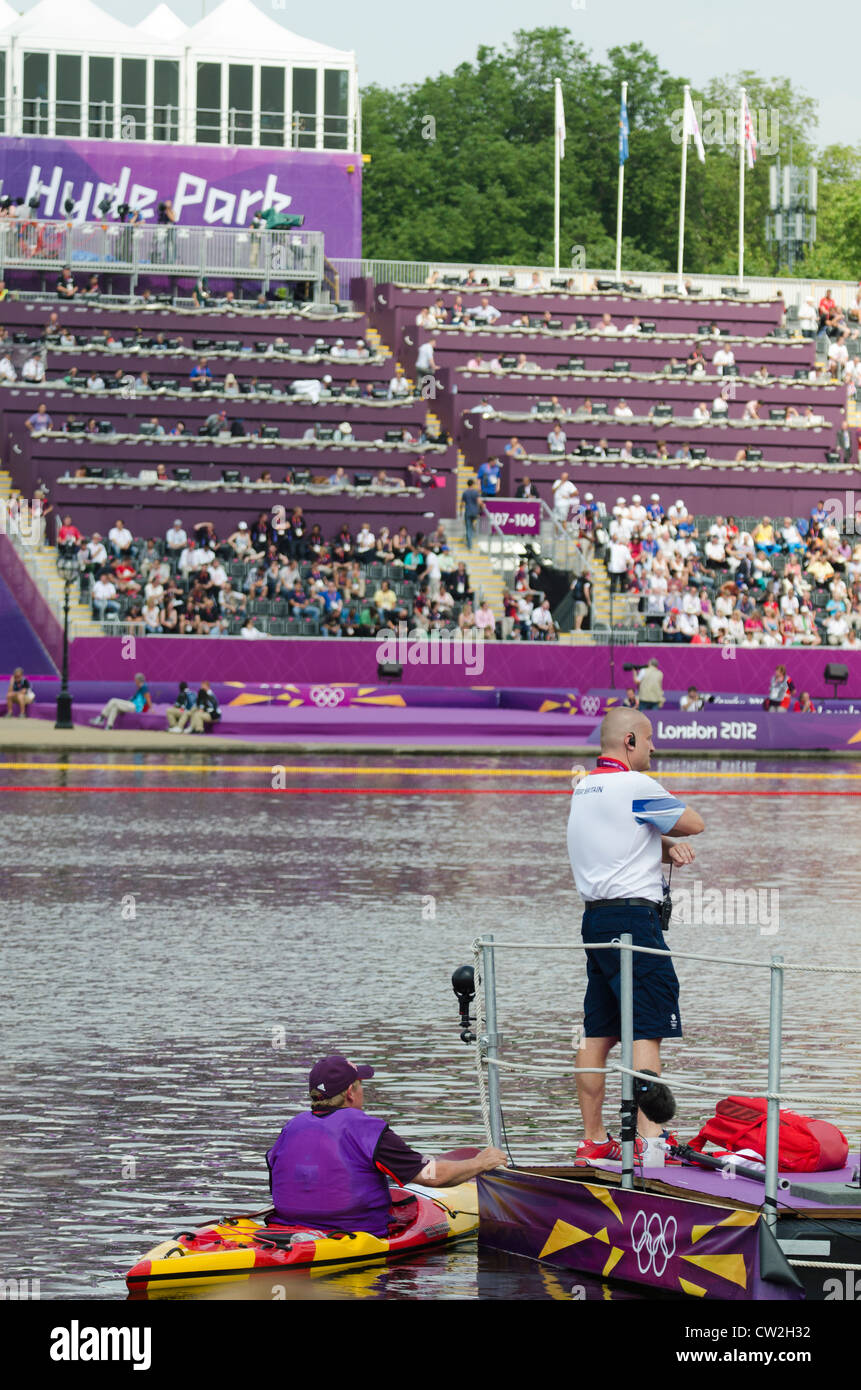 Team GB coach donne 10km open water swim marathon Olimpiadi di Londra 2012 Hyde Park lago Serpentine, London Regno Unito Foto Stock