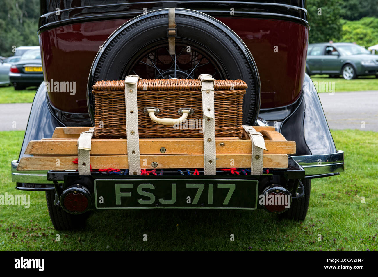 Cesto per pic-nic e la tabella sul retro di un'auto d'epoca in un classico auto show a lytham hall di lytham, lancashire Foto Stock