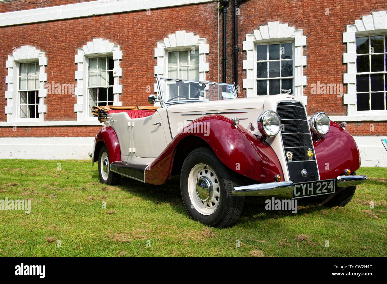 Classic Vintage rosso e crema hillman autovettura presso un Classic Car Show a lytham hall di lytham, lancashire Foto Stock