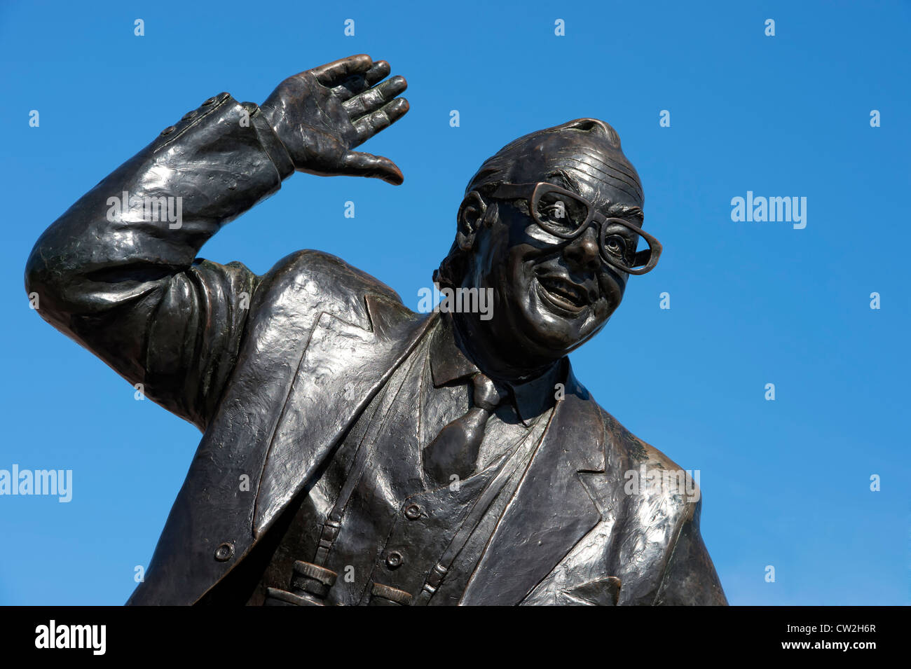 Statua in bronzo della fine del grande comico, Eric Morecambe. la statua si trova sul lungomare di Blackpool, Lancashire Foto Stock