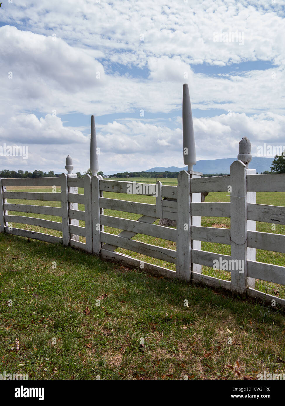 White Picket Fence con il cancello che conduce a Prato e lontane colline Foto Stock