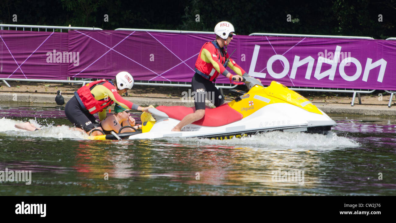 South African nuotatore Jessica Roux captato dal RNLI barca di salvataggio donne 10km maratona Nuoto Olimpiadi di Londra 2012 Hyde Park Foto Stock