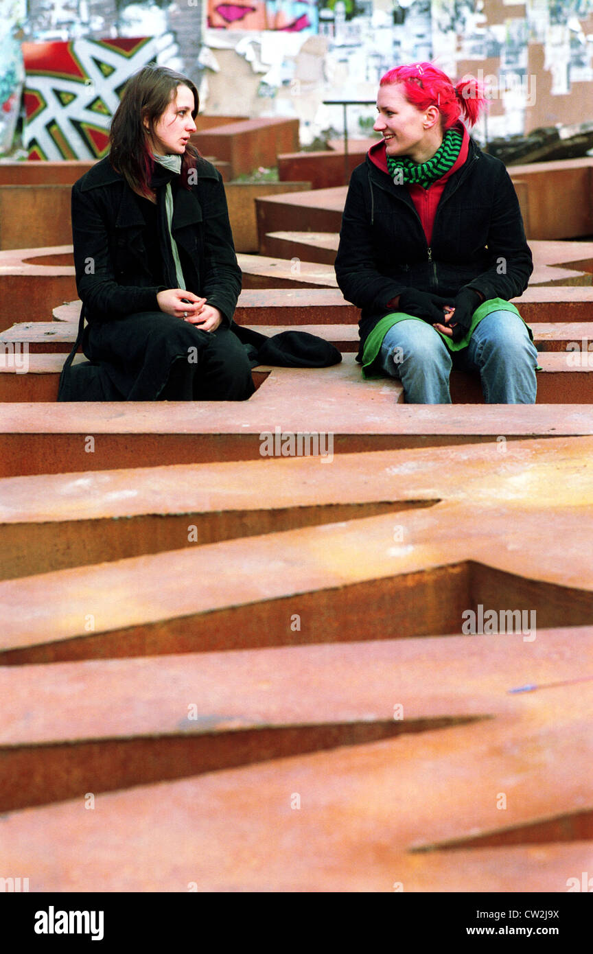 Berlino, due amici nel cortile del Kunsthaus Tacheles Foto Stock