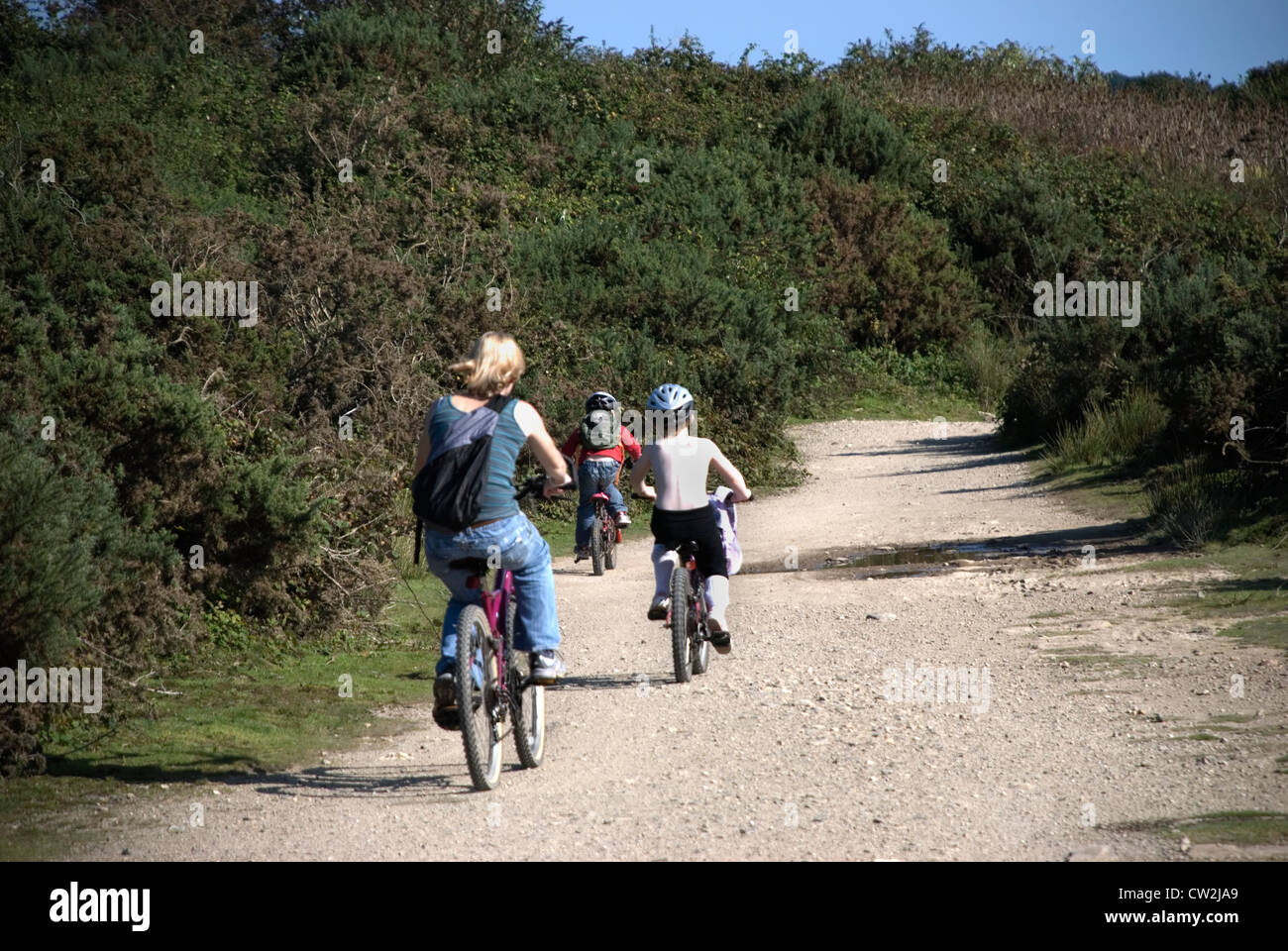 Madre e due bambini in bicicletta lungo il Bissoe cycleway Foto Stock