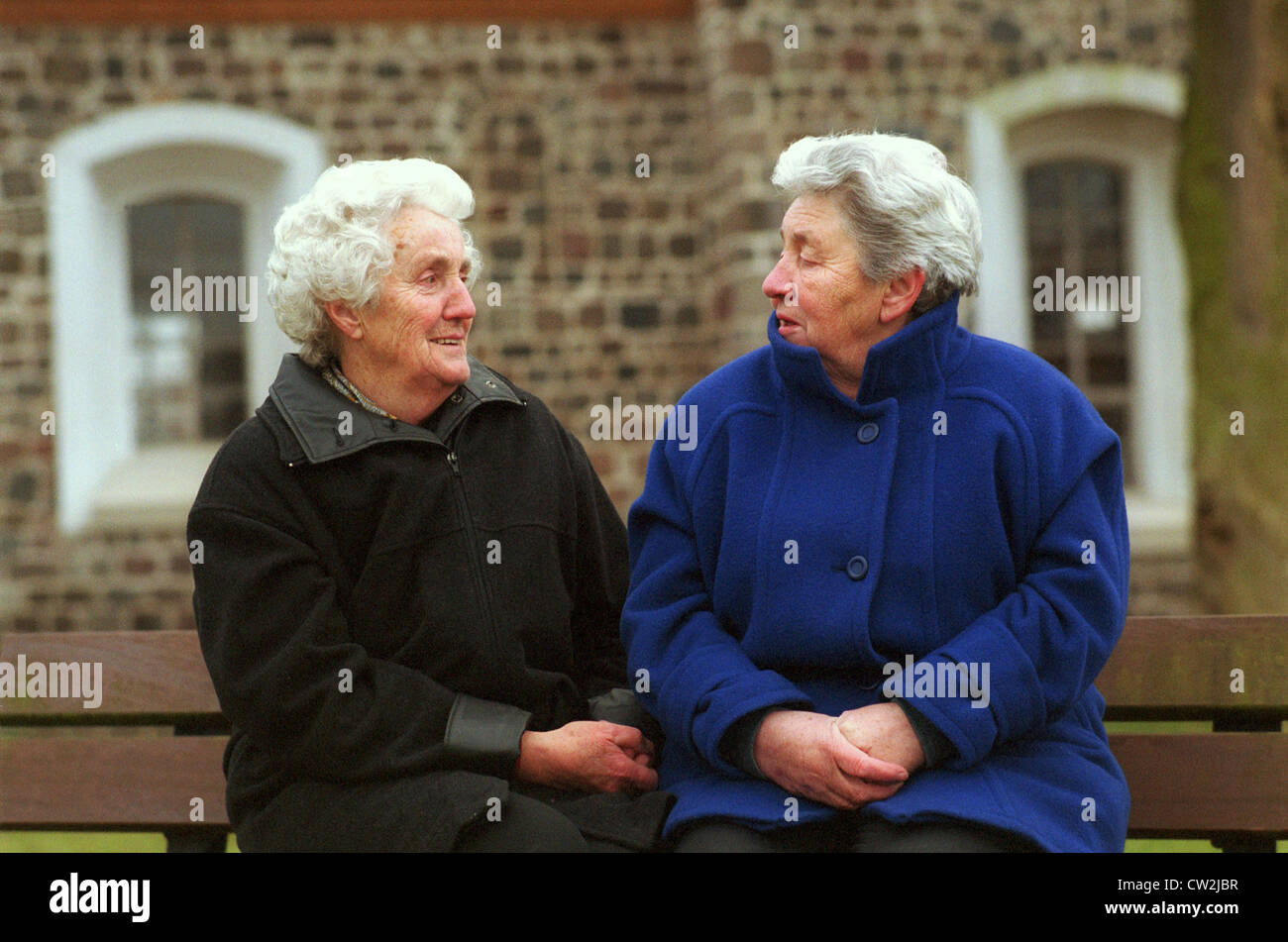 Berlino, due donne seduta su una panchina Foto Stock