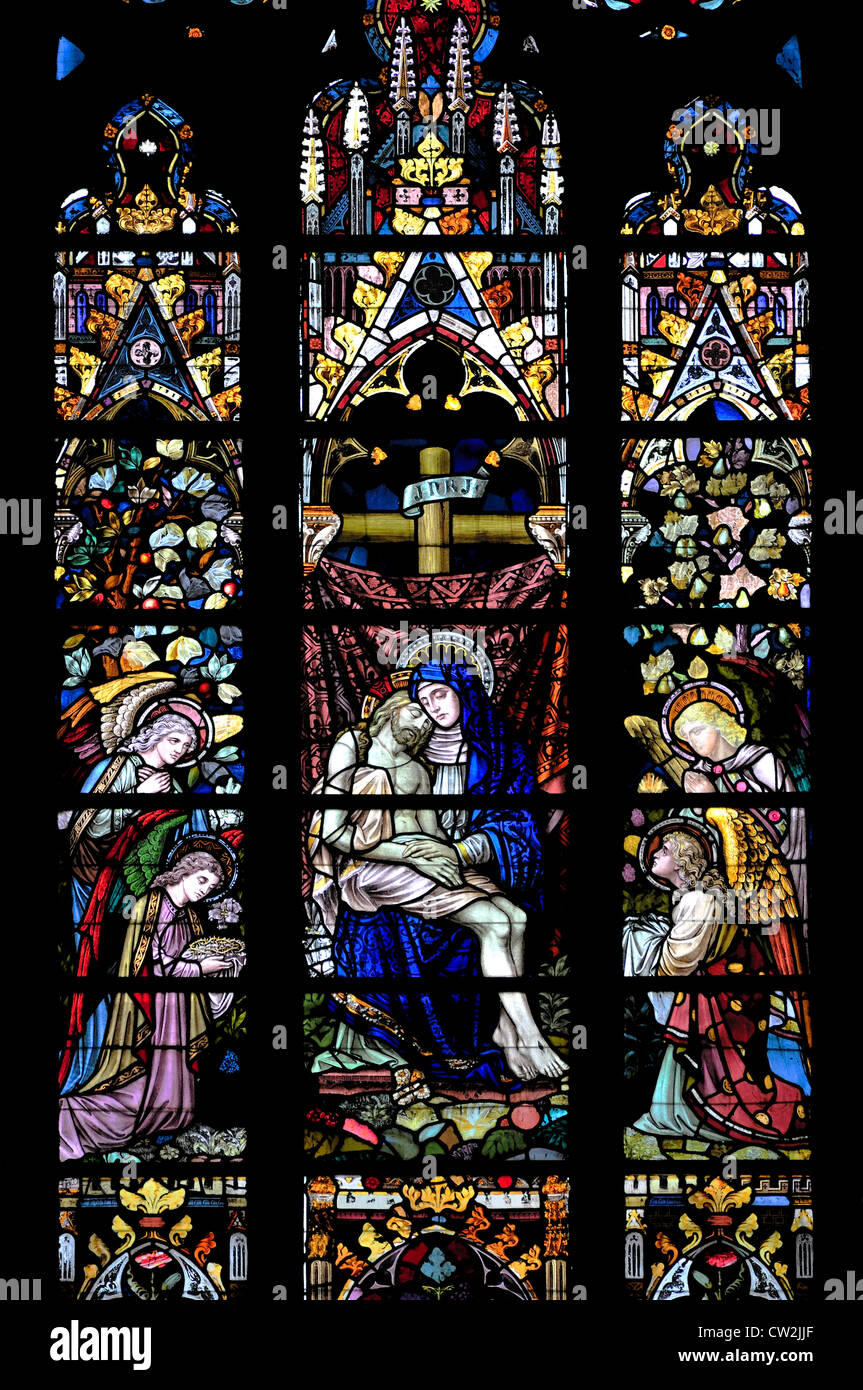 Kortrijk, Belgio. Sint Maartenskerk / St Martin's Church. Finestra di vetro colorato. Maria con Gesù Cristo dopo la crocifissione Foto Stock