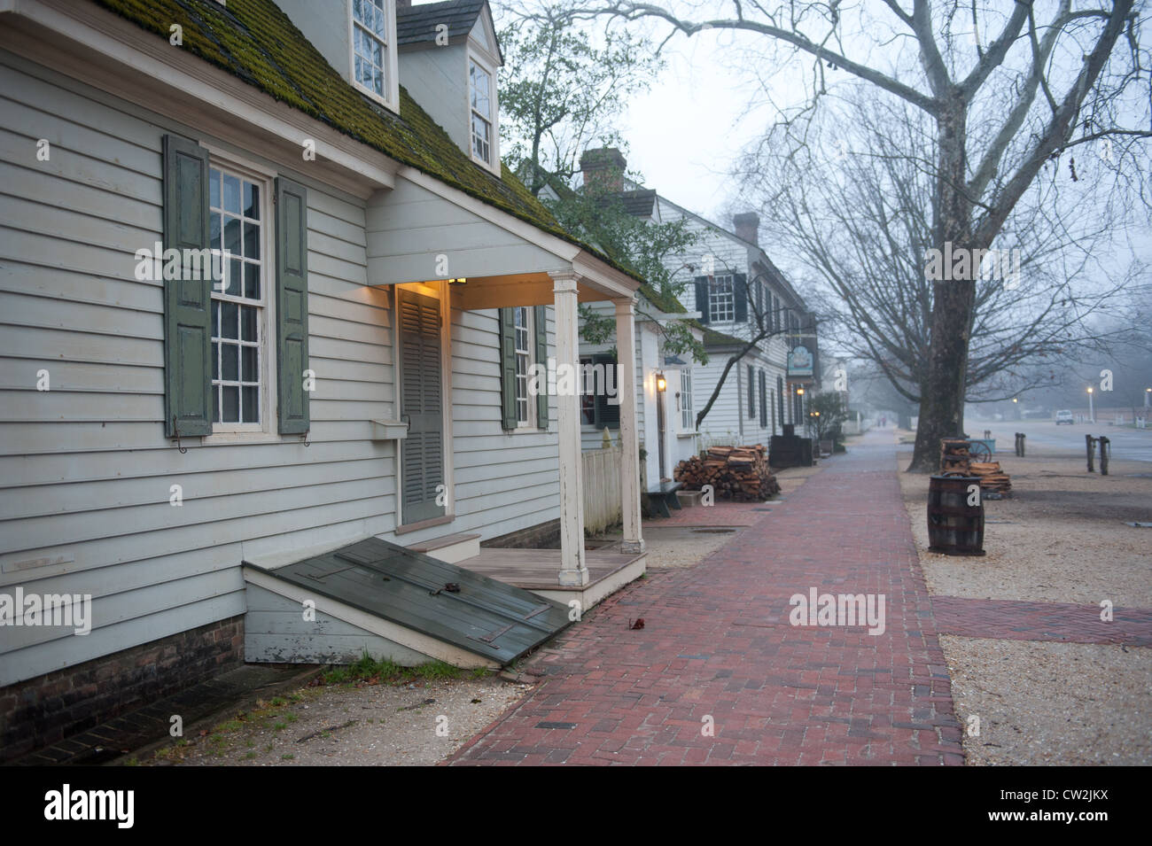 Williamsburg Coloniale, va nella nebbia Foto Stock