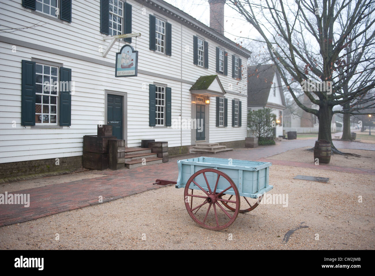 Williamsburg Coloniale, va nella nebbia Foto Stock