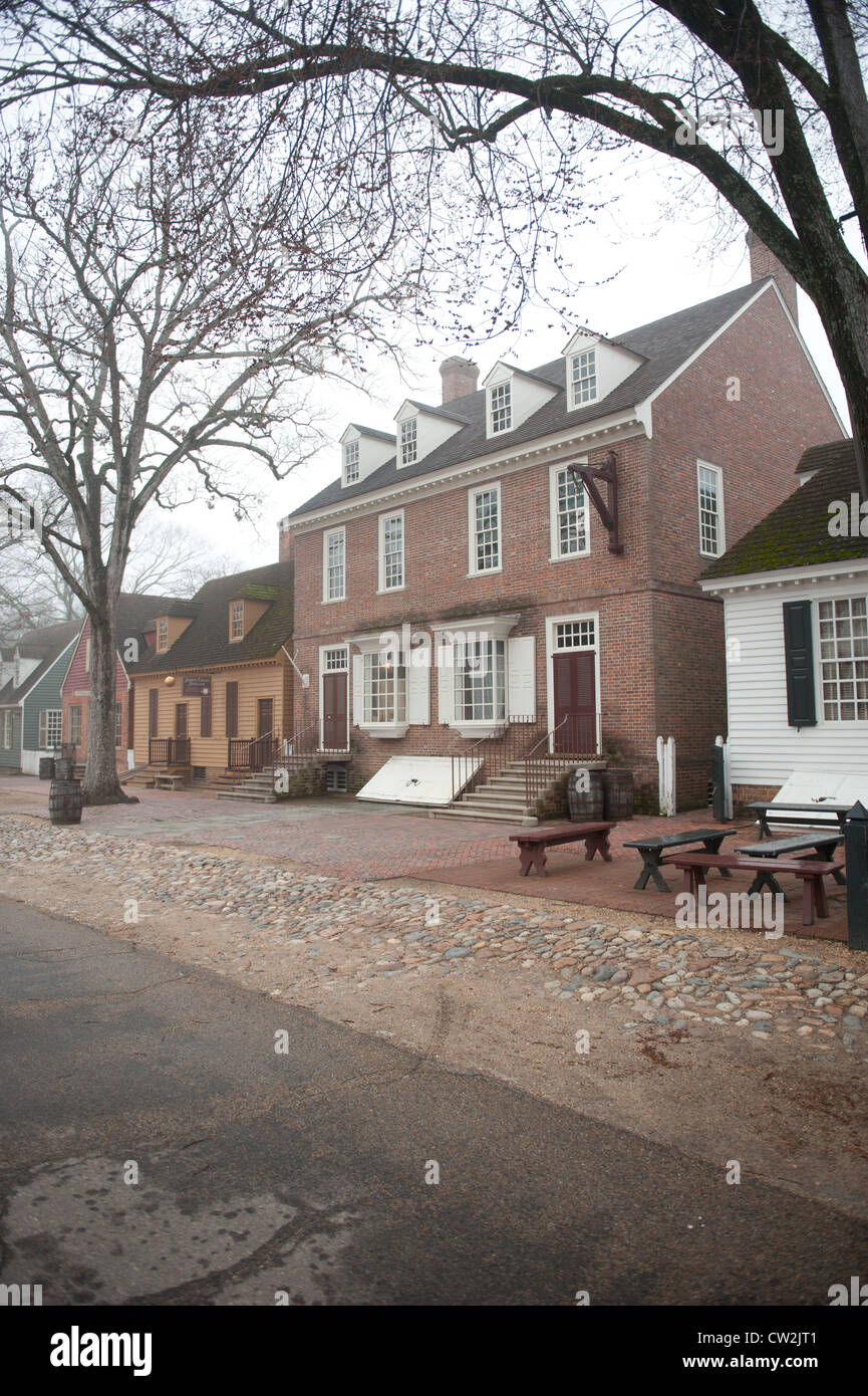Williamsburg Coloniale, va nella nebbia Foto Stock