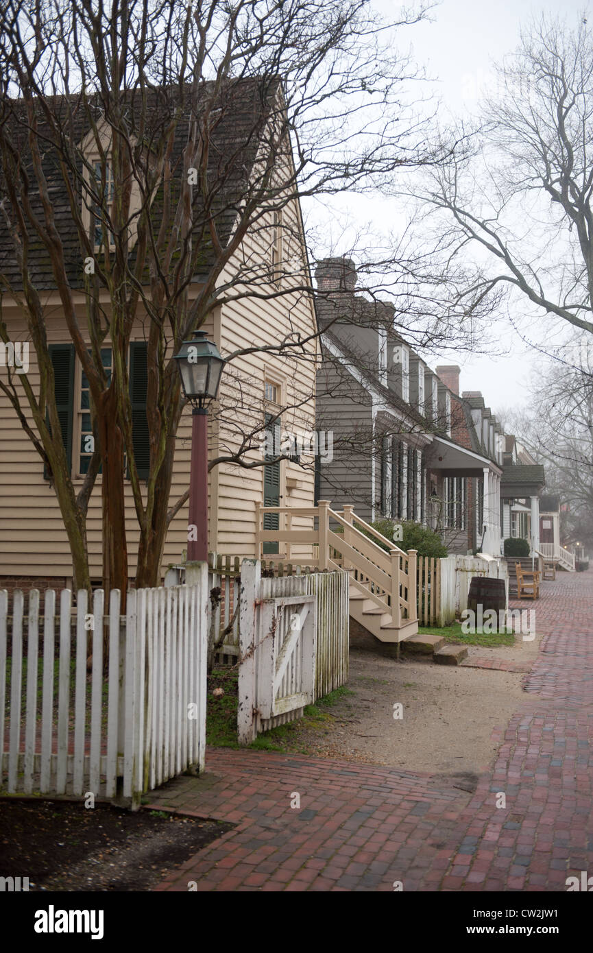 Williamsburg Coloniale, va nella nebbia Foto Stock