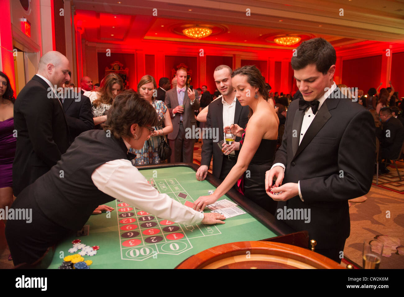 I giovani il gioco d'azzardo in un casinò Foto Stock