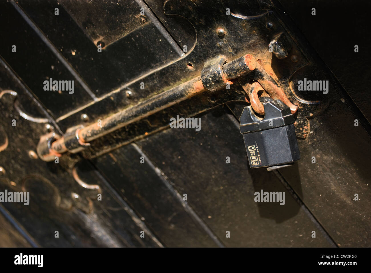 Lucchetto di sicurezza sulla porta della chiesa Foto Stock