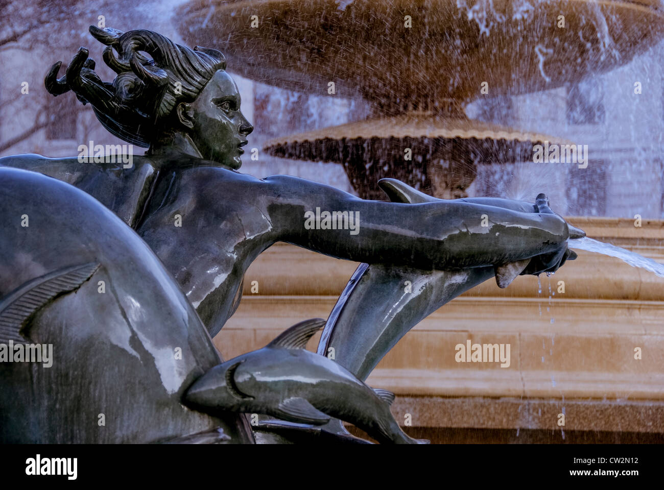 Close up dettaglio del bronzo mermaid e delfini statua nella fontana, Trafalgar Square, Londra Foto Stock