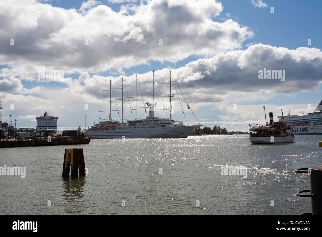 La nave a vela Wind Surf entrando in porto Eteläsatama, Helsinki Finlandia Foto Stock