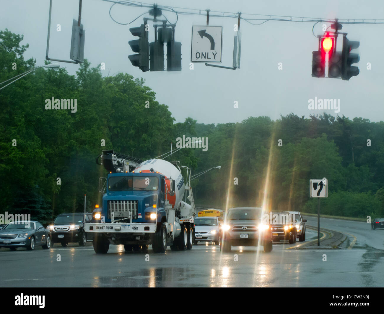 Giorno di pioggia sulla strada, traffico tie up, Fairport NY USA Foto Stock