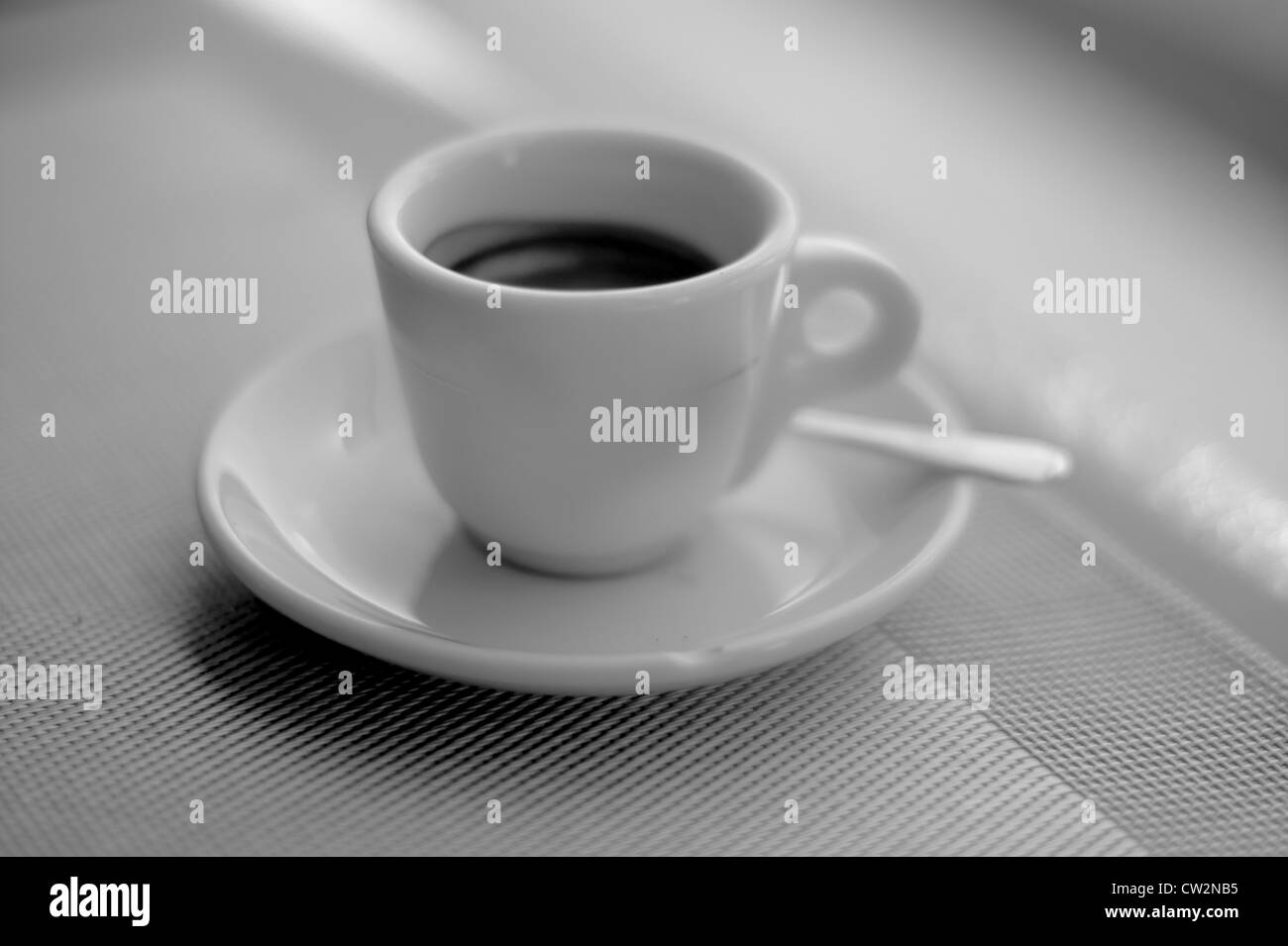 Una sola tazza di caffè nero Foto Stock