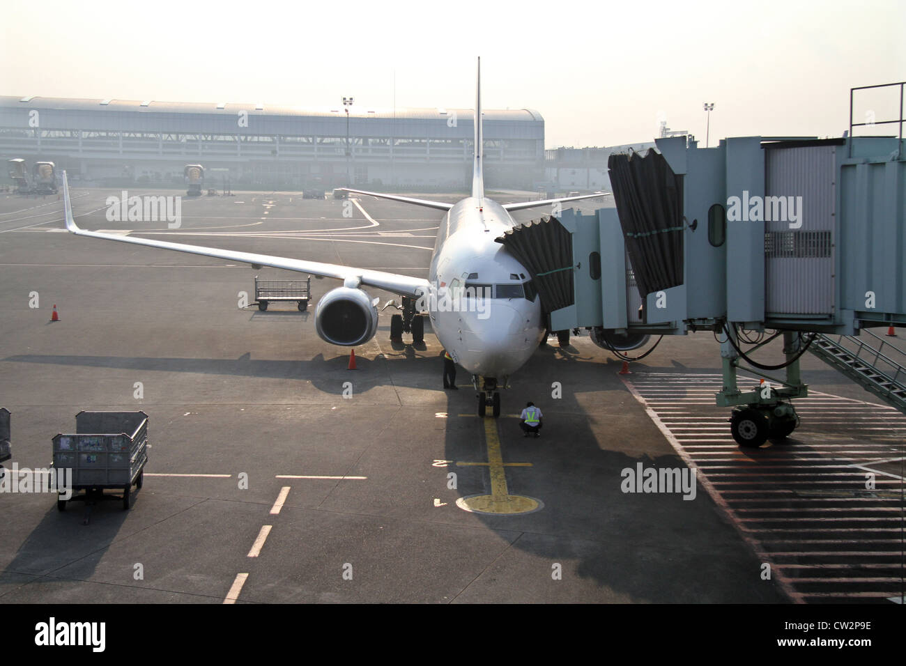 Aeroplano a il terminale collegato alla passerella, Cengkareng Aeroporto Internazionale di Giacarta Foto Stock