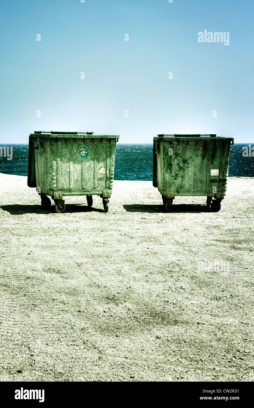 Due cassonetti in riva al mare Foto Stock