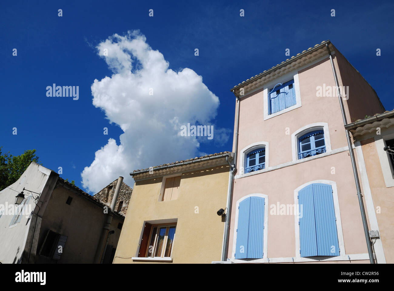 Blue finestre con persiane a Sainte Cécile Les Vignes, Vaucluse Provence, Francia. Foto Stock